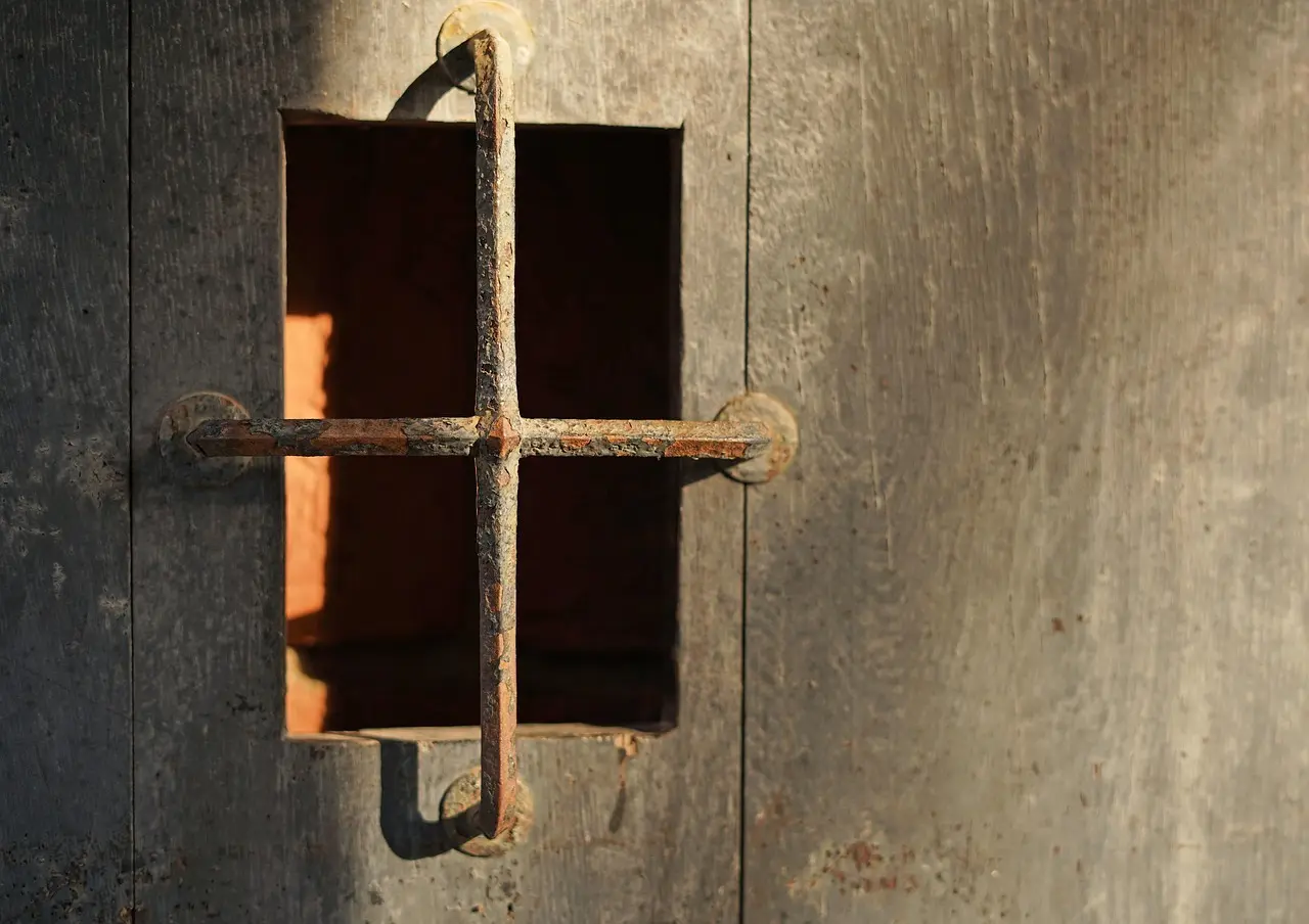 Sådan monterer du selv en dørspion i en massiv dør