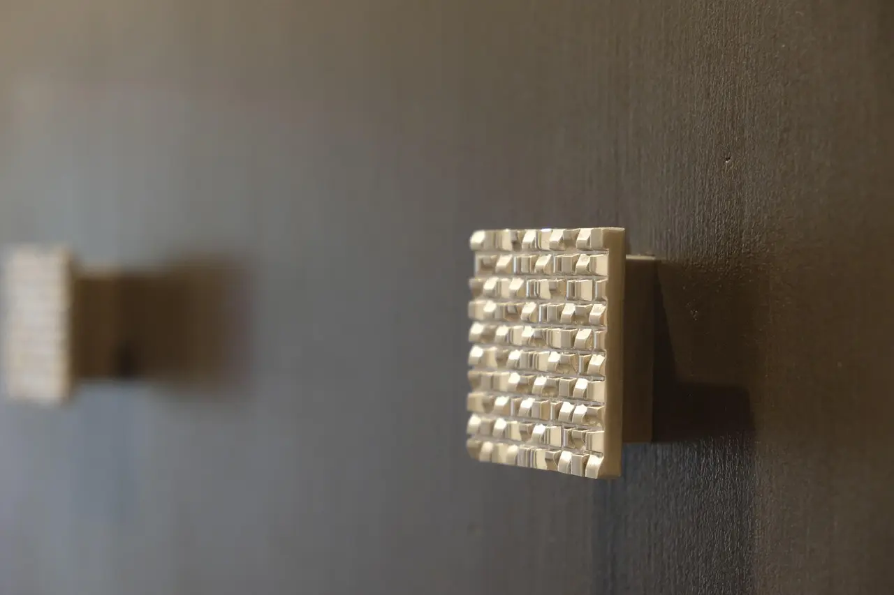 Hvor langt fra sengen bør garderobeskabet stå?