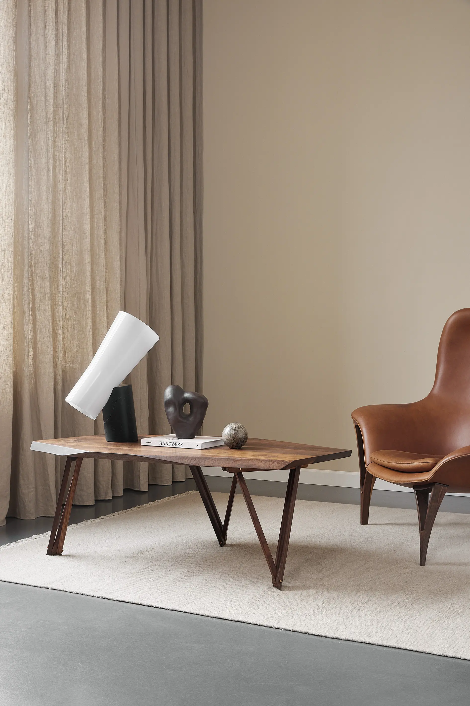 Et designer sofabord i valnød med karakter og kant