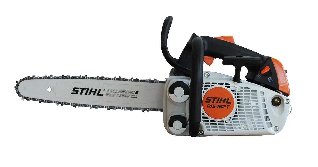 Stihl-kædesav til arbejdet udendørs